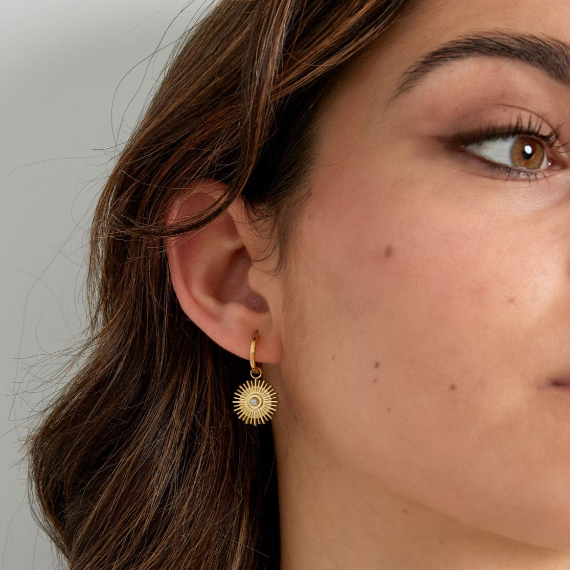 Oorringen met zon hanger met parel