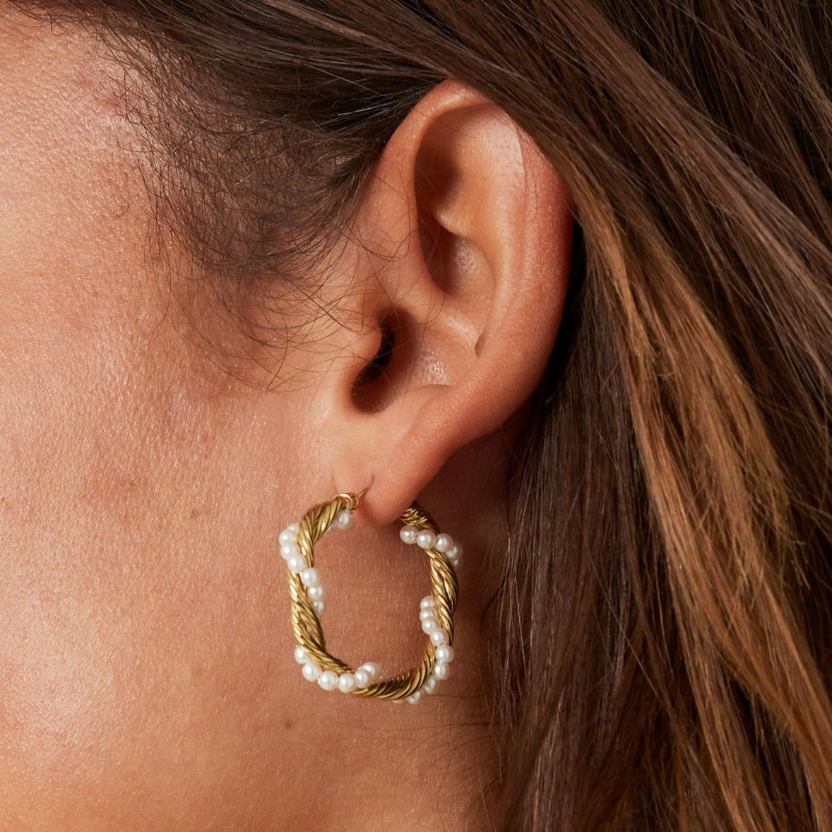 Twisted oorbellen met kleine parels