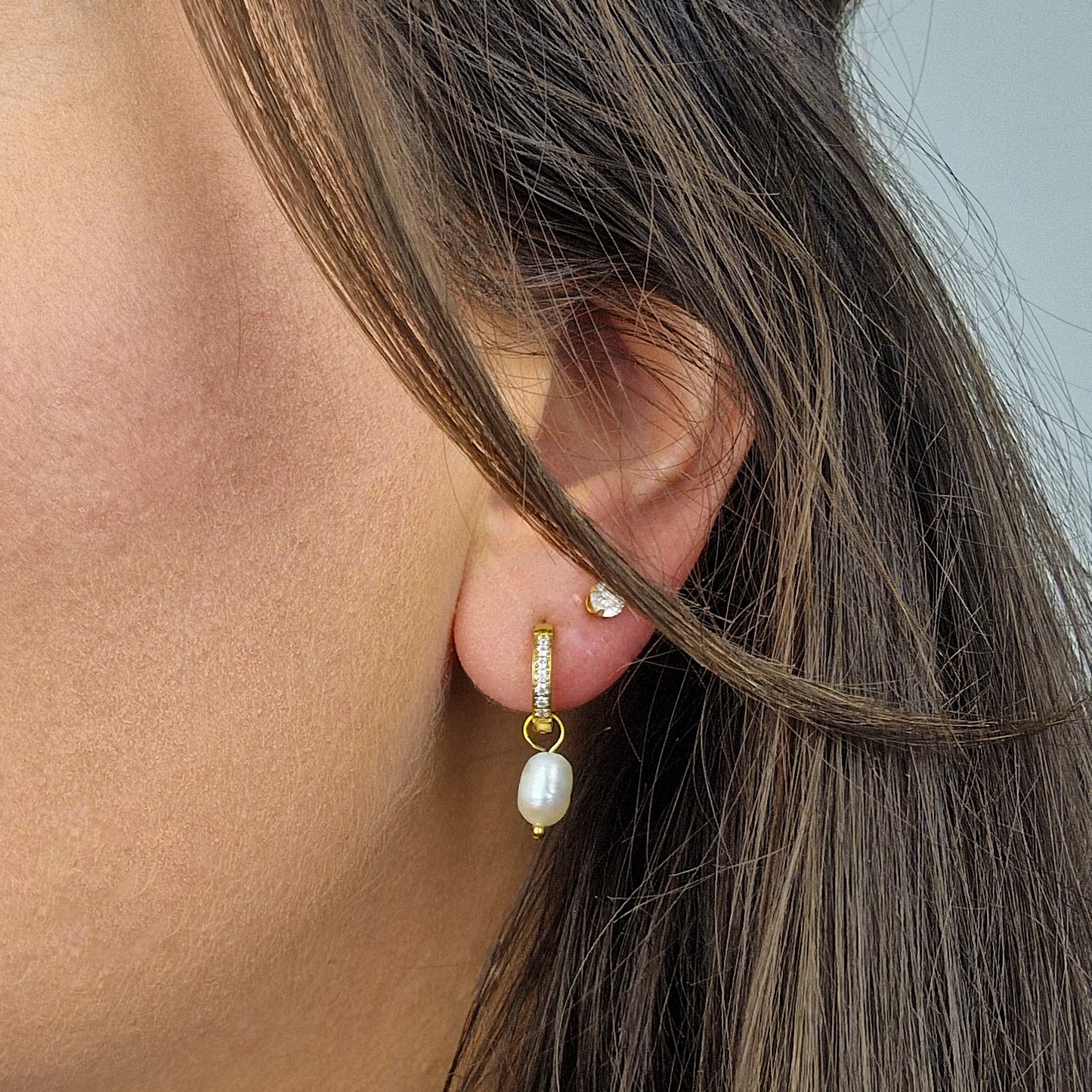 Hoop zirkonia oorbellen met parel bedel