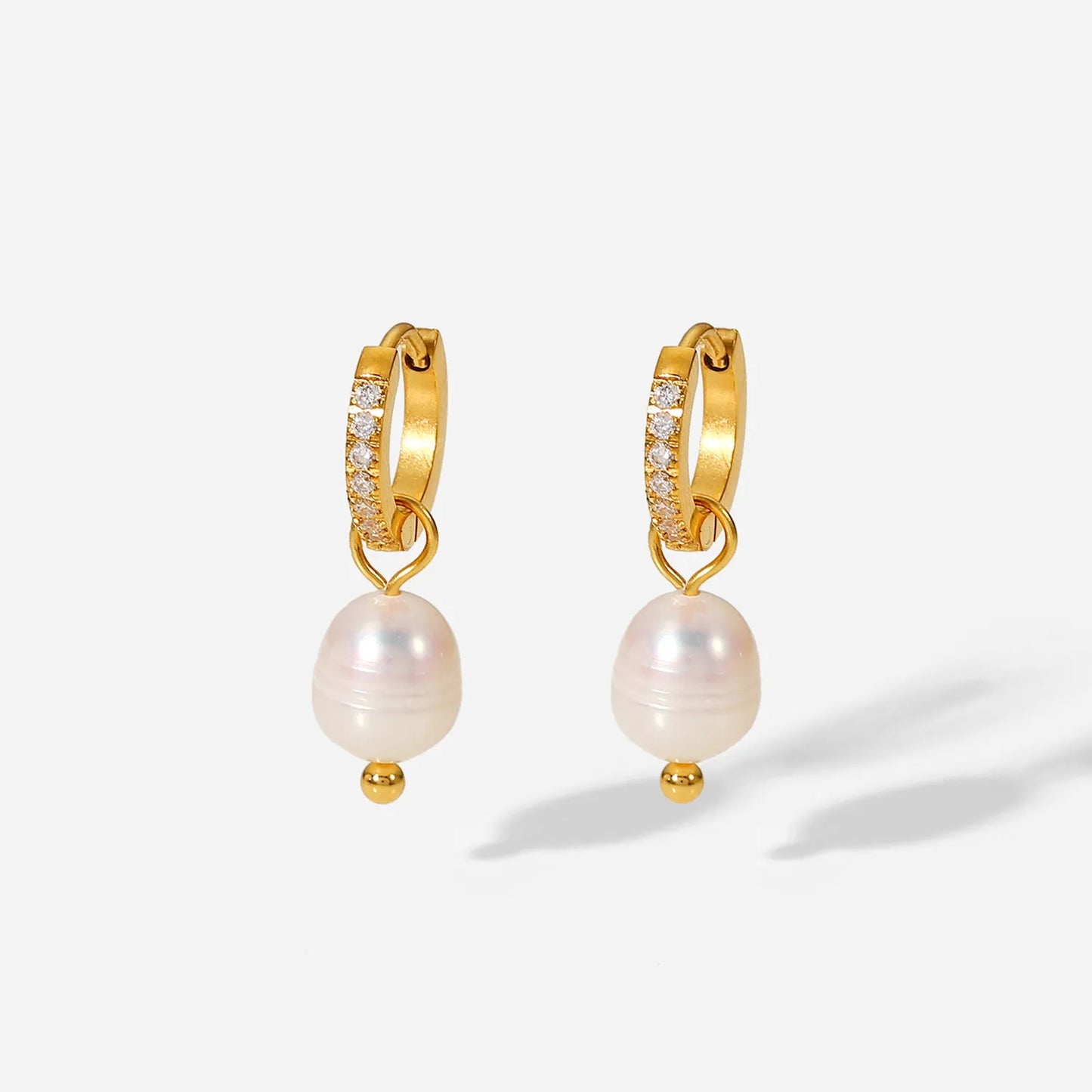 Hoop zirkonia oorbellen met parel bedel