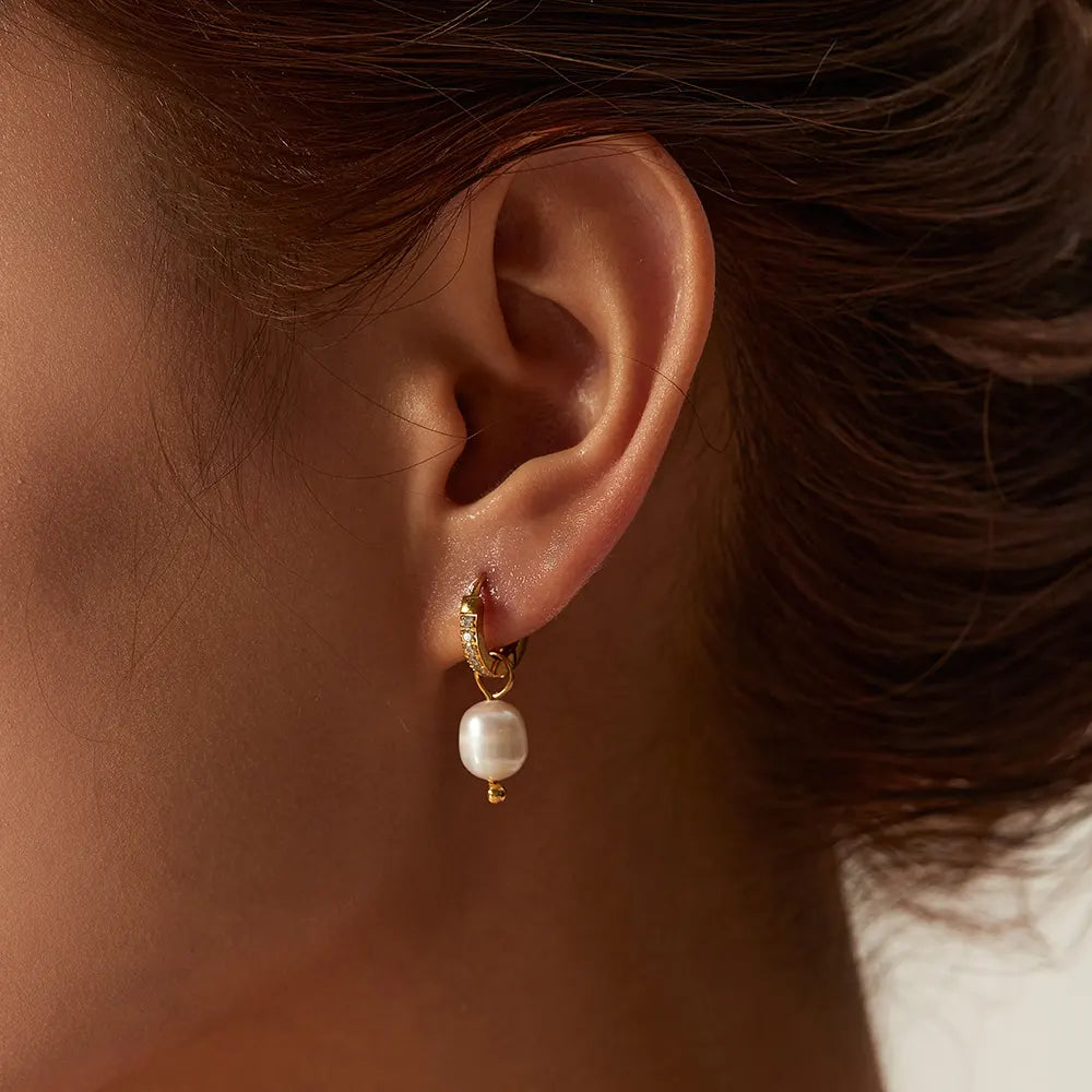 Hoop zirkonia oorbellen met parel bedel